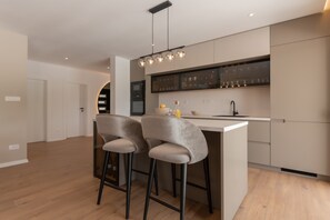 Geladeira, micro-ondas, fogão, cooktop