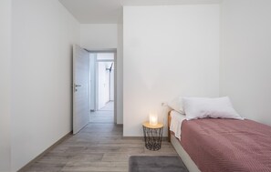 3 bedrooms, free WiFi, bed sheets - Awesome apartment in Kolavici (Kolavici)