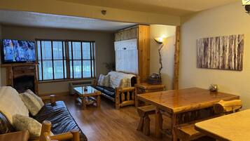 Smart TV, caminetto, libri, impianto stereo