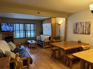 Smart TV, chimenea, libros y estéreo 