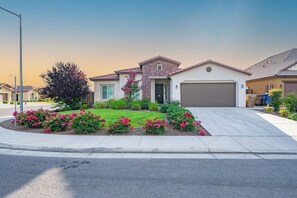 Exterior - Spacious 4-bedroom house in a phenomenal location (Bakersfield)