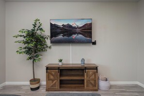 Interior - Spacious 4-bedroom house in a phenomenal location (Bakersfield)