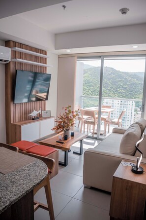 TV connectée, table de tennis de table, livres