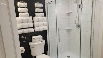 Een douche, een haardroger, handdoeken, zeep