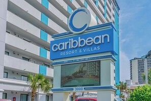 Une enseigne pour le «
Caribbean Resort & Villas
», avec un grand logo en forme de «
C
», un écran numérique et l’adresse «
3000
».