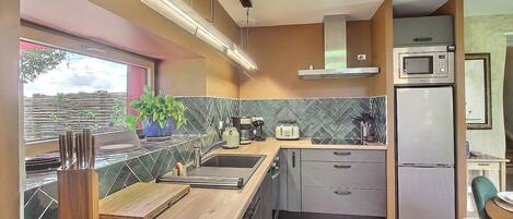 Een koelkast, een magnetron, een oven, een kookplaat