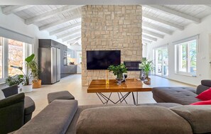 Smart TV, table tennis
