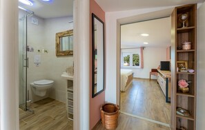 4 slaapkamers, een strijkplank/strijkijzer, reisbedje, gratis wifi