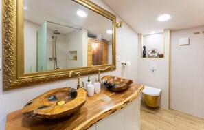 Douche, sèche-cheveux