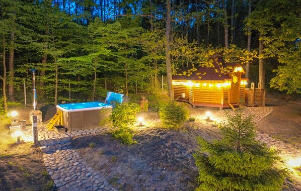 Outdoor spa tub