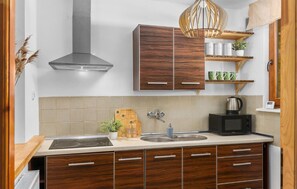 Fridge, oven, stovetop, cookware/dishes/utensils