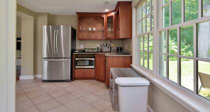 Lovely 2 bedroom- kitchenette