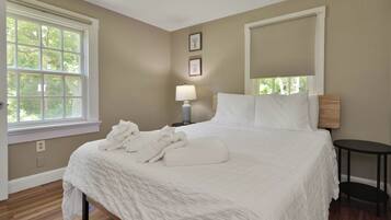 2 bedrooms, iron/ironing board, bed sheets