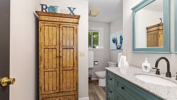 Deluxe House | Bathroom | Free toiletries, soap, shampoo