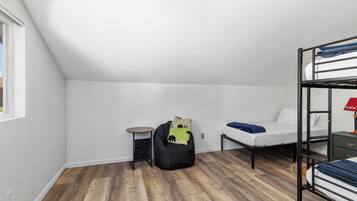 Deluxe House | 4 bedrooms, blackout drapes, iron/ironing board, free WiFi