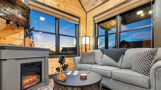Smart TV, fireplace, video games - New Construction, Hot Tub, Mountain View, 4 Miles to Dollywood, Pac Man (Sevierville)