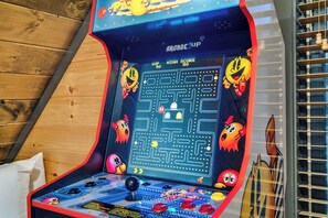 Game room - New Construction, Hot Tub, Mountain View, 4 Miles to Dollywood, Pac Man (Sevierville)