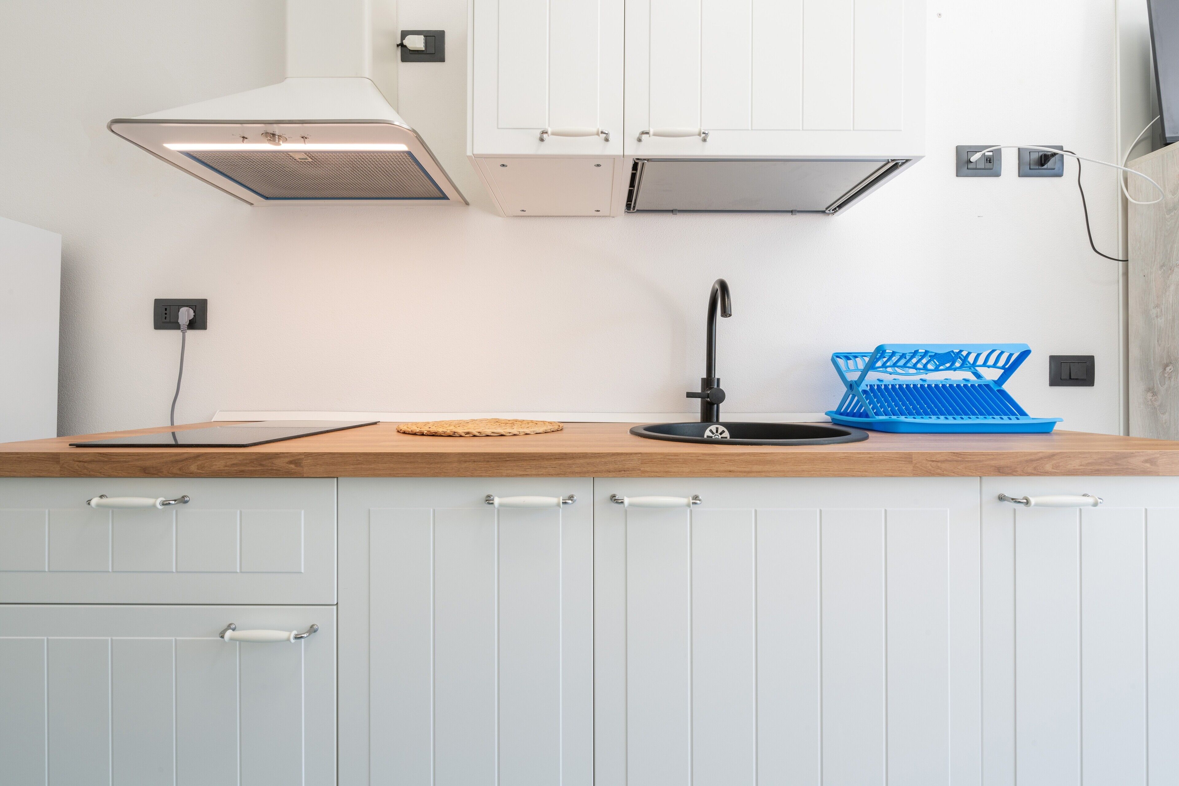 Een koelkast, een oven, een kookplaat, een koffiezetapparaat/waterkoker