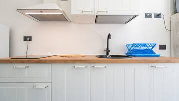 Een koelkast, een oven, een kookplaat, een koffiezetapparaat/waterkoker