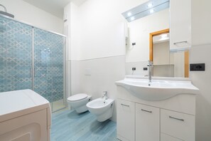 Dusche, Haartrockner, Handtücher