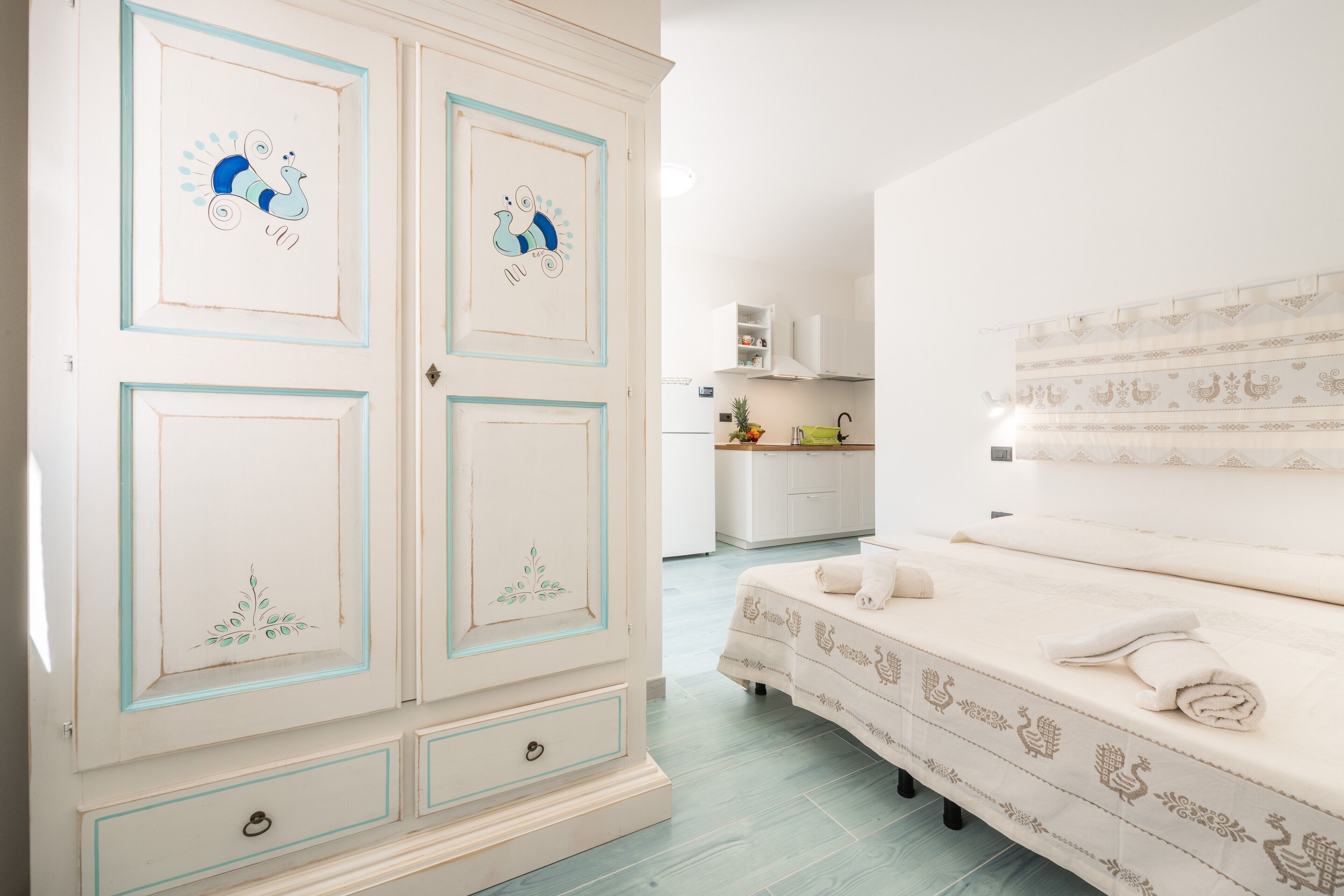 Tabla de planchar con plancha, wifi gratis y ropa de cama 