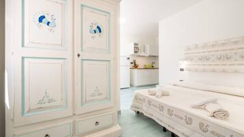 Tabla de planchar con plancha, wifi gratis y ropa de cama