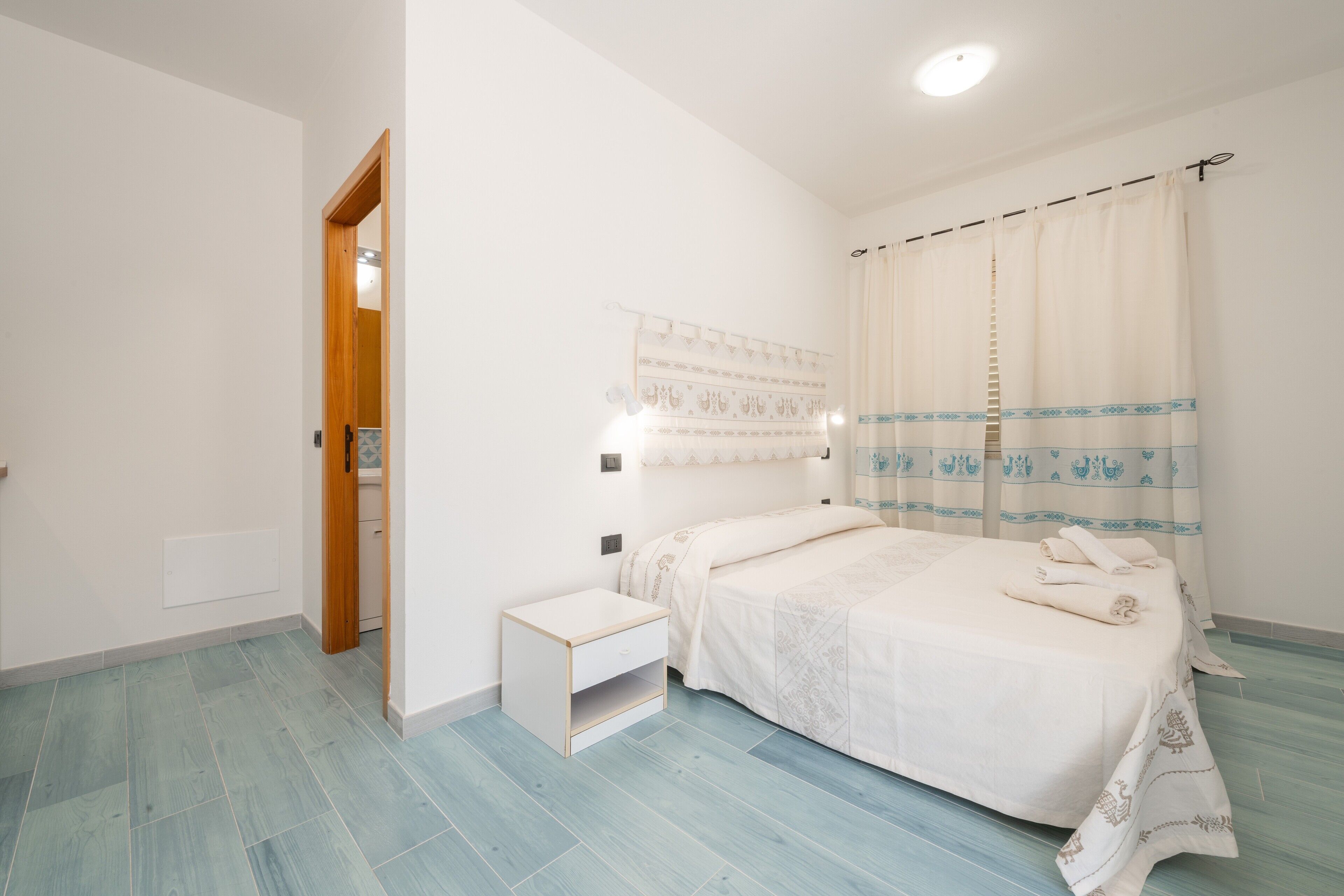 Tabla de planchar con plancha, wifi gratis y ropa de cama 