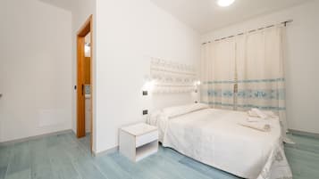 Tabla de planchar con plancha, wifi gratis y ropa de cama