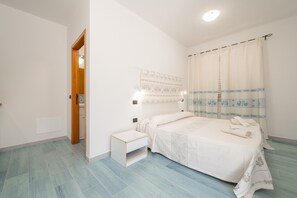 Tabla de planchar con plancha, wifi gratis y ropa de cama 