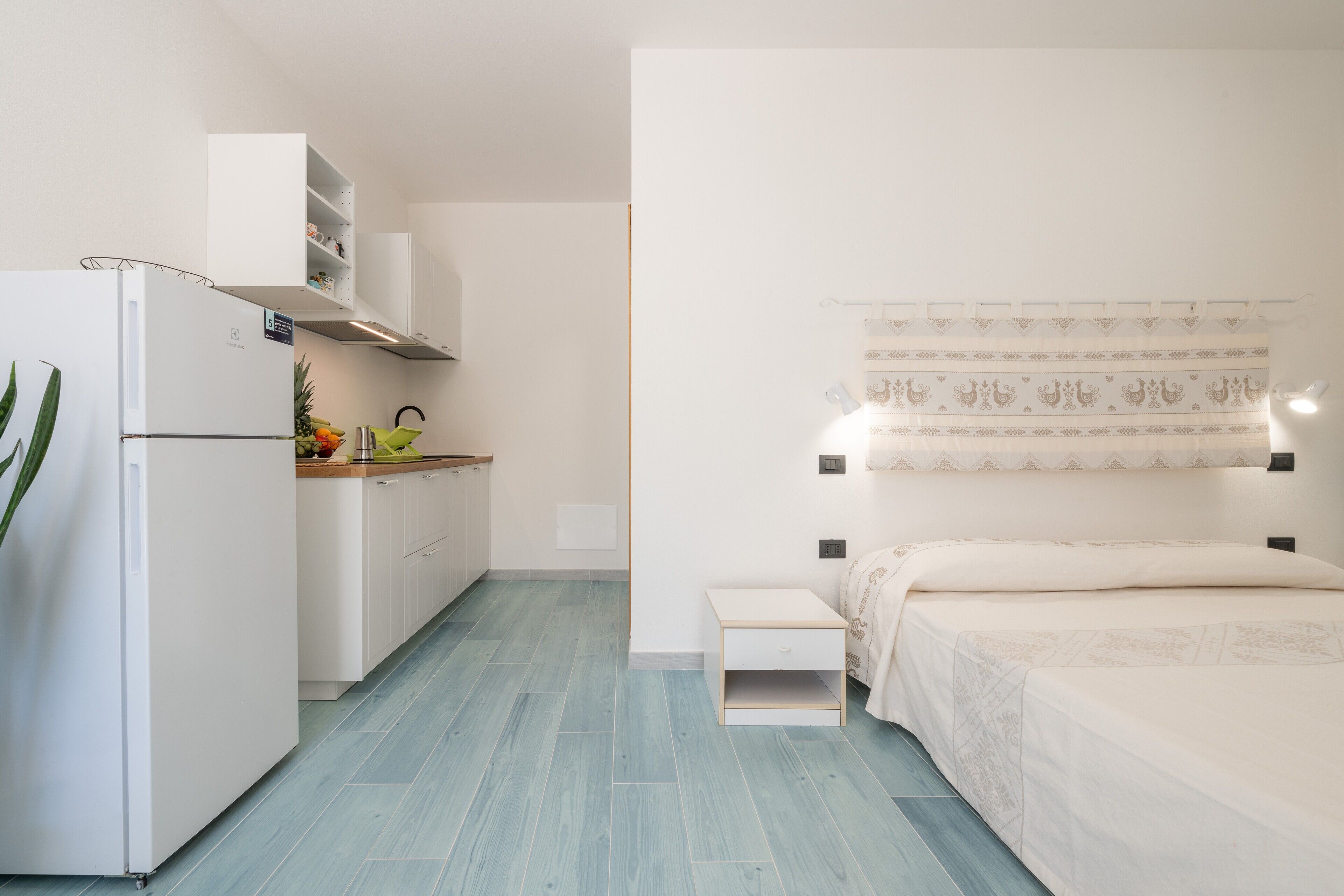 Tabla de planchar con plancha, wifi gratis y ropa de cama 