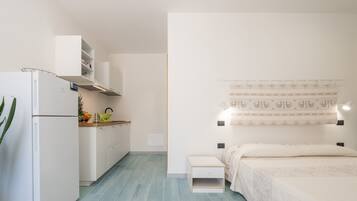 Tabla de planchar con plancha, wifi gratis y ropa de cama