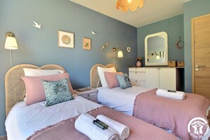 3 habitaciones, escritorio y tabla de planchar con plancha 