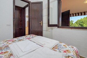 1 bedroom, bed sheets