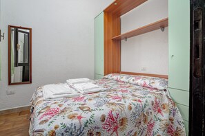 1 bedroom, bed sheets