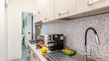 Jääkaappi, mikroaaltouuni, uuni, liesi