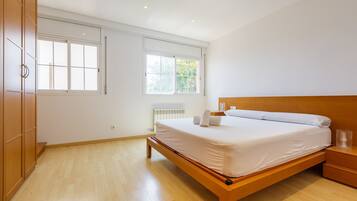 4 makuuhuonetta, silitysrauta/-lauta, ilmainen Wi-Fi, vuodevaatteet