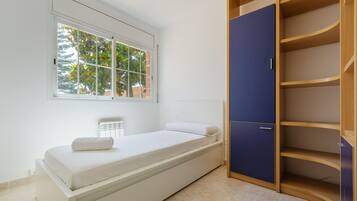 4 bedrooms, iron/ironing board, free WiFi, bed sheets