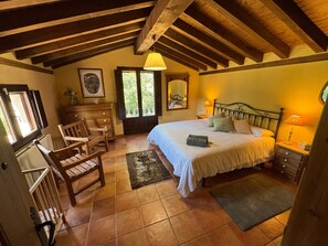 5 bedrooms, iron/ironing board, free WiFi, bed sheets