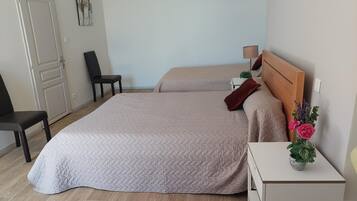 3 sovrum, skrivbord, strykjärn/strykbräda och gratis wi-fi