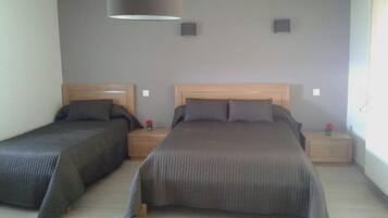 3 bedrooms, desk, iron/ironing board, free WiFi