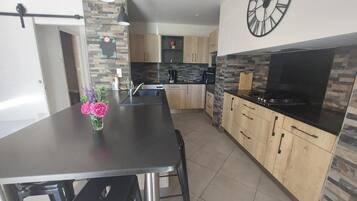 Jääkaappi, mikroaaltouuni, uuni, liesi