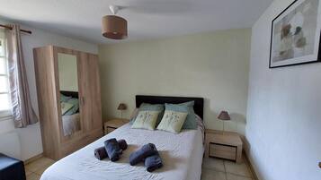 2 slaapkamers, een strijkplank/strijkijzer, gratis wifi, beddengoed