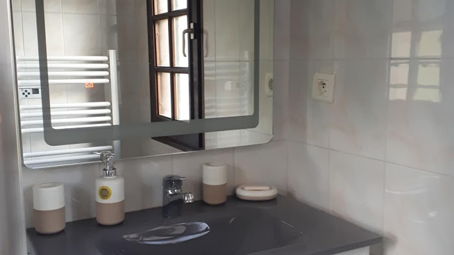 Een douche, een haardroger, handdoeken