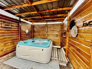 Indoor spa tub - Naomi’s Place 
300ft from Oaklawn HOT TUB, 2 King size beds (Hot Springs)