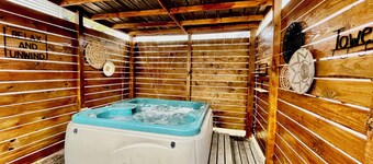 Naomi’s Place
300ft from Oaklawn HOT TUB, 2 King size beds