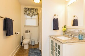 Hair dryer, towels, soap, shampoo - Naomi’s Place 
300ft from Oaklawn HOT TUB, 2 King size beds (Hot Springs)