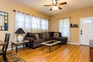 Living area - Naomi’s Place 
300ft from Oaklawn HOT TUB, 2 King size beds (Hot Springs)