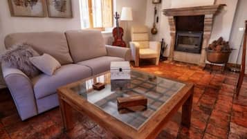 テレビ、暖炉、DVD プレーヤー