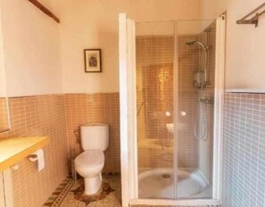 Shower, hair dryer, towels - Country House 'La Chascona' with Mountain View and Wi-Fi (Pedrajas)