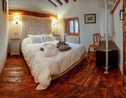 Spacious Country House 'La Chascona' - Pine Forests, Mountain Views and Rural Charm